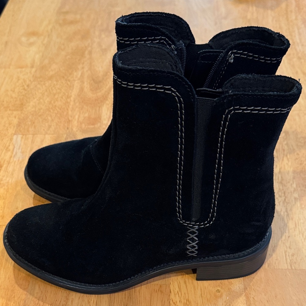 Clarks women’s size 8 Black Suede Ankle Boots